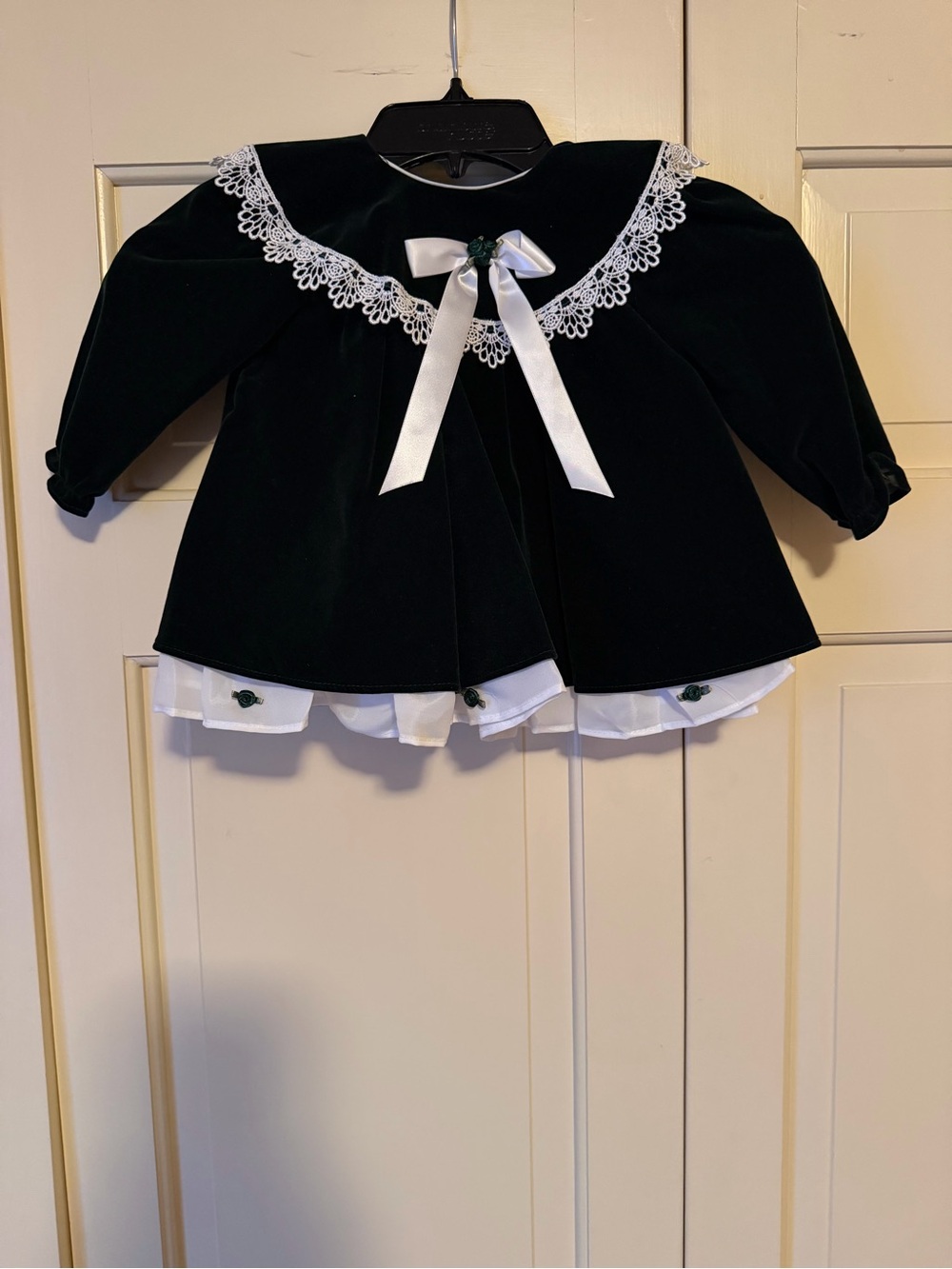 Vintage Velvet Lace-Trim Green Baby Dress with White Bow